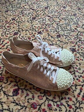 Fergie Women’s Metallic Rose Gold Lace-Up Sneakers with Textured Cream leather